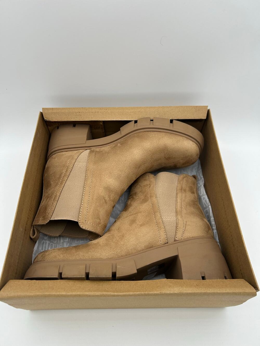 Steve Madden Honored Chelsea Boots Womens 7.5 Tan Suede Lug Heel Ankle Boot